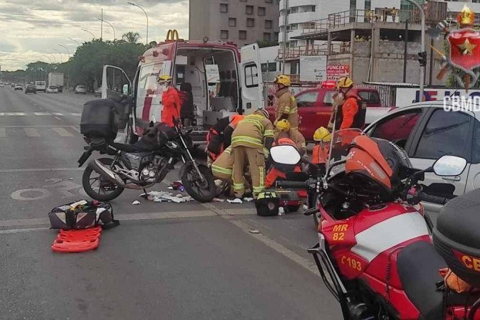 No local, os militares se depararam com um Fiat Doblo, um Citroen C3, e uma moto Honda Titan que colidiram - (crédito: CBMDF) No local, os militares se depararam com um Fiat Doblo, um Citroen C3, e uma moto Honda Titan que colidiram - (crédito: CBMDF)