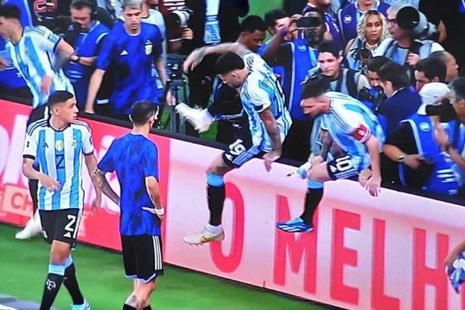 Jogadores argentinos se movimentam durante confusão -  (crédito: Foto: Reprodução de vídeo SporTV)