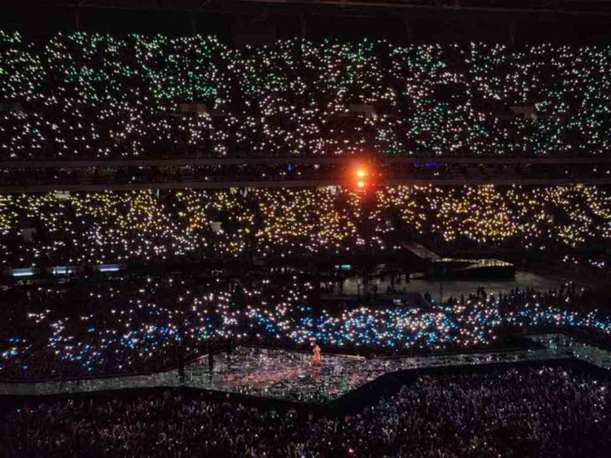 Luzes nas cores da bandeira brasileira em show da Taylor Swift 