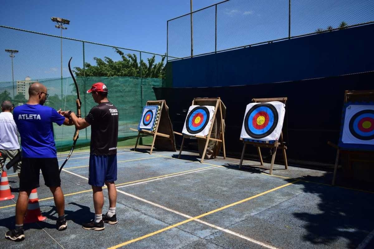 Escolinha de tiro com arco na Associação Portuguesa Brasília, em Taguatinga Sul, abre inscrições
