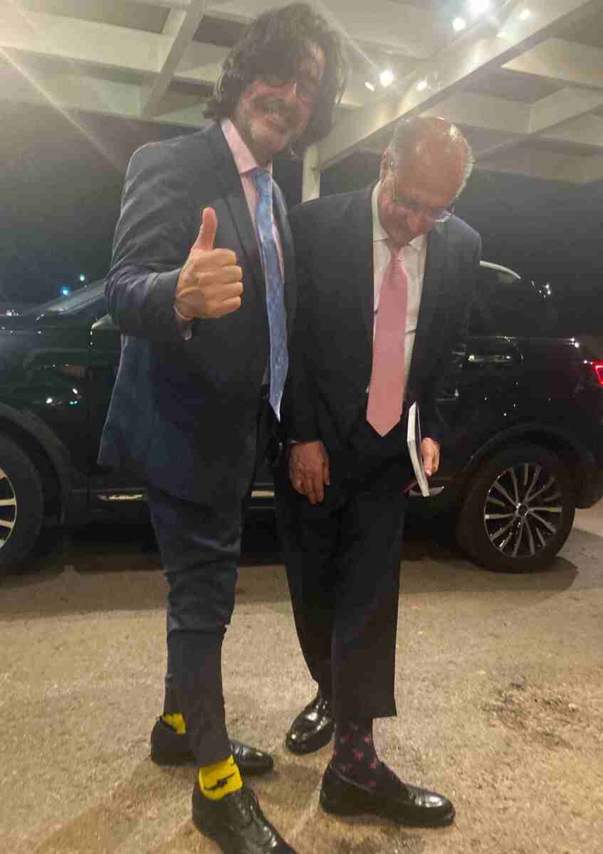 O vice-presidente Geraldo Alckmin e Ricardo Stuckert, fotógrafo do presidente  Lula, mostram suas meias divertidas no lançamento do livro do prefeito de Araraquara, Edinho Silva (PT). 21/11/2023