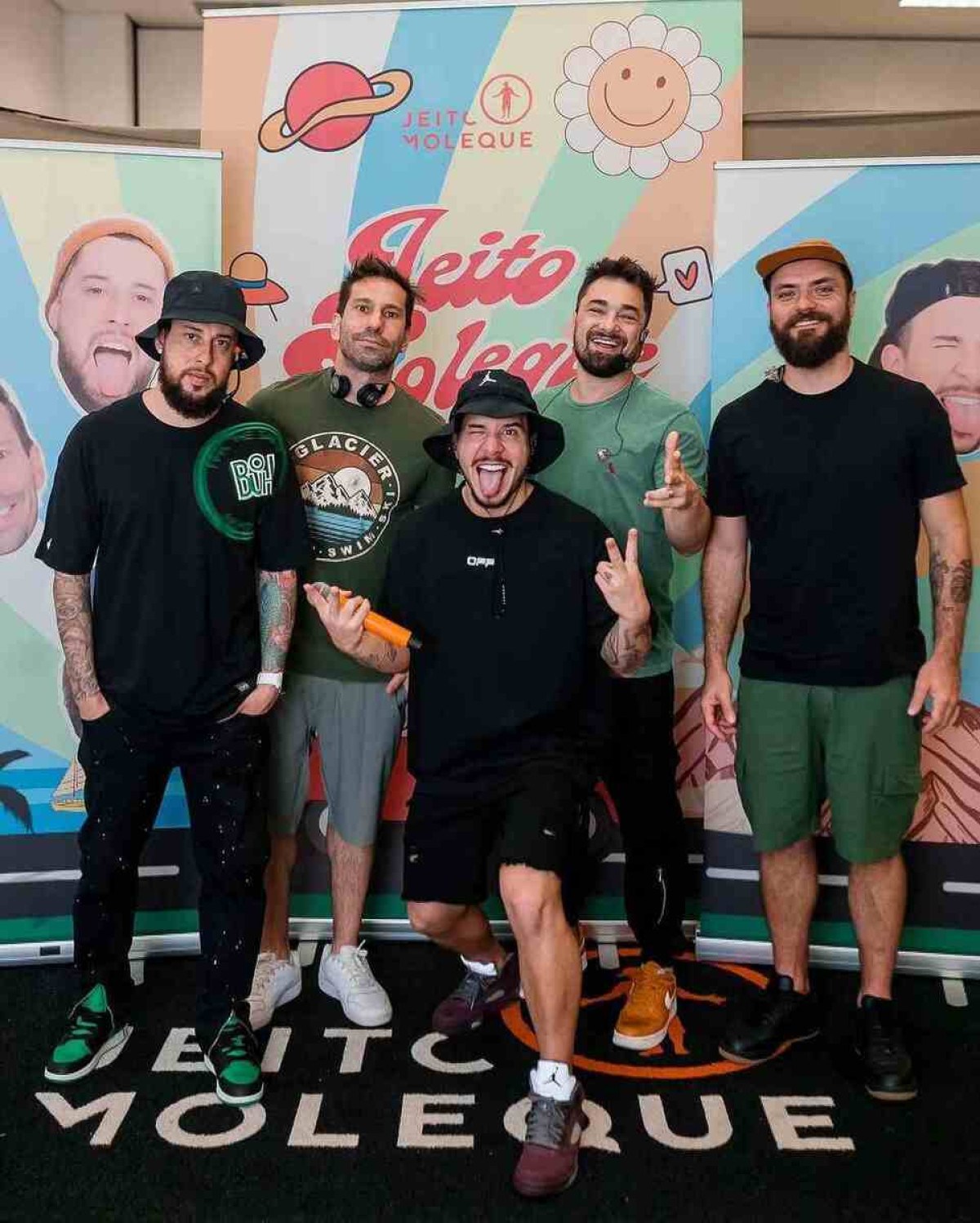 Jeito Moleque e Inimigos da HP trazem show nostálgico para a capital 