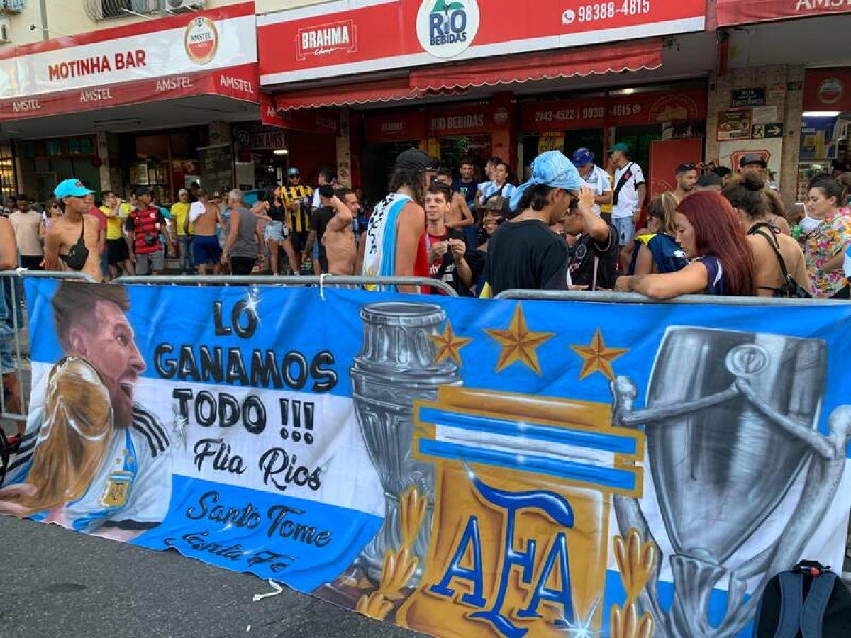 Em festa, argentinos provocam brasileiros no Maracanã