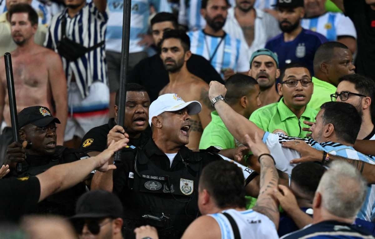 Briga entre torcedores da argentina e Brasil