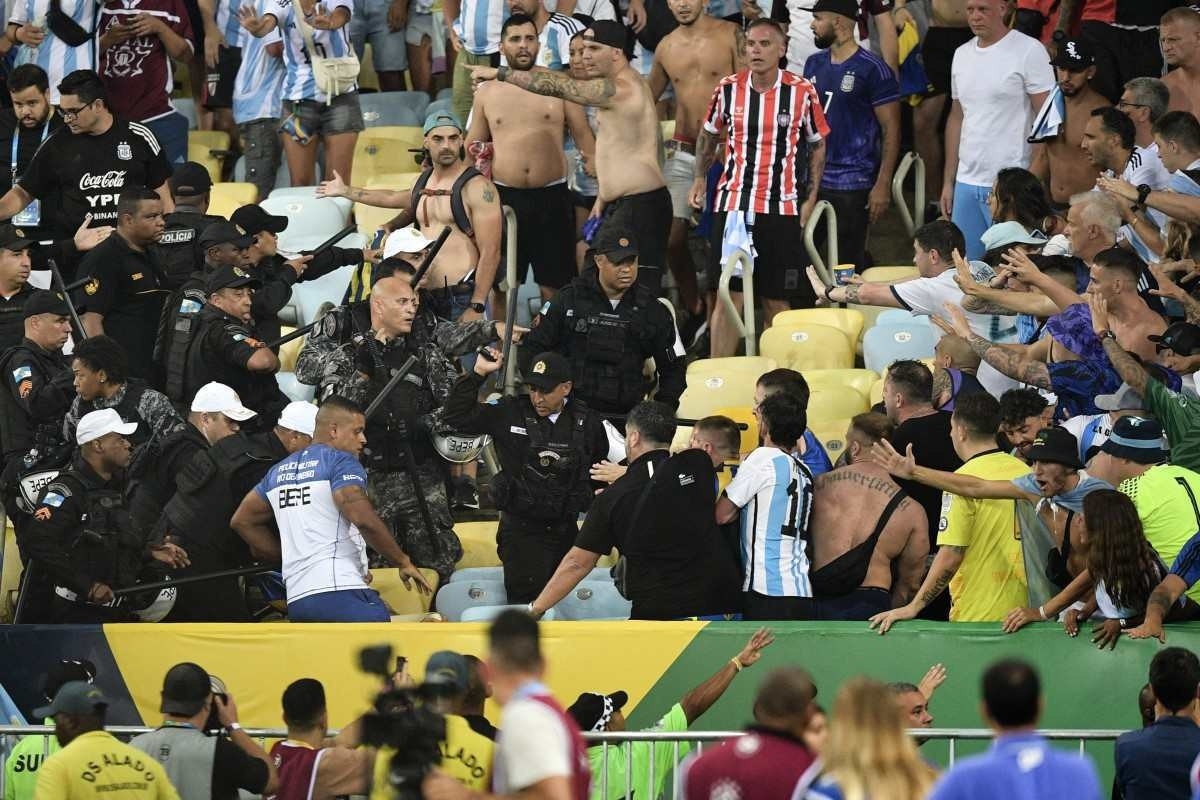 Torcida, palmas e bolão: como foi ver o jogo do Brasil dentro de um avião -  24/07/2023 - UOL Nossa