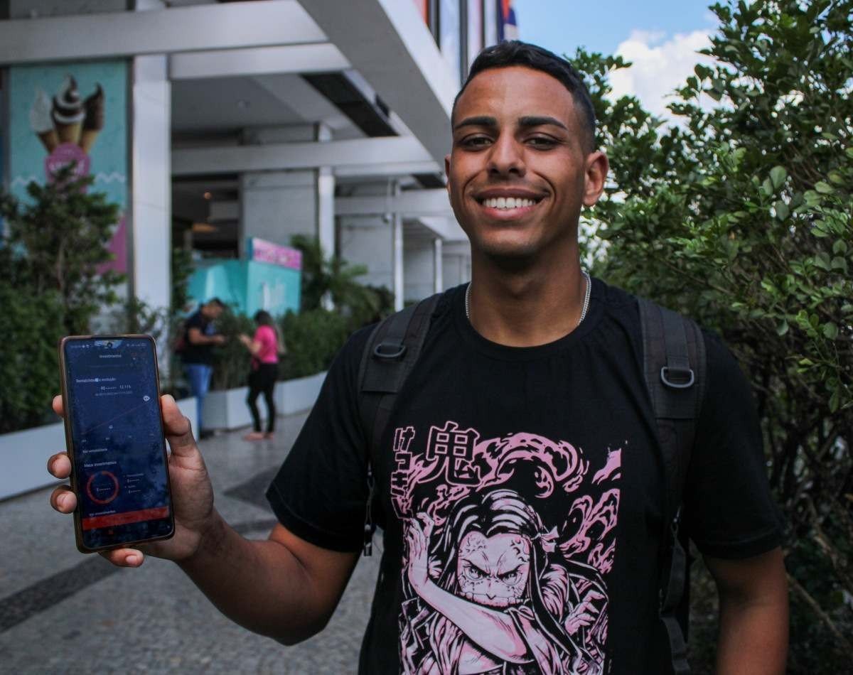  22/11/2023 Crédito: Kayo Magalhães/CB/D.A Press. Brasil. Brasília - DF. Cidades. Como os brasilienses vão utilizar o décimo terceiro salário. Na foto, Patrick Breno, 21 anos, é militar, fuzileiro naval e reside no Riacho Fundo 1 e atualmente faz faculdade de gestão financeira.