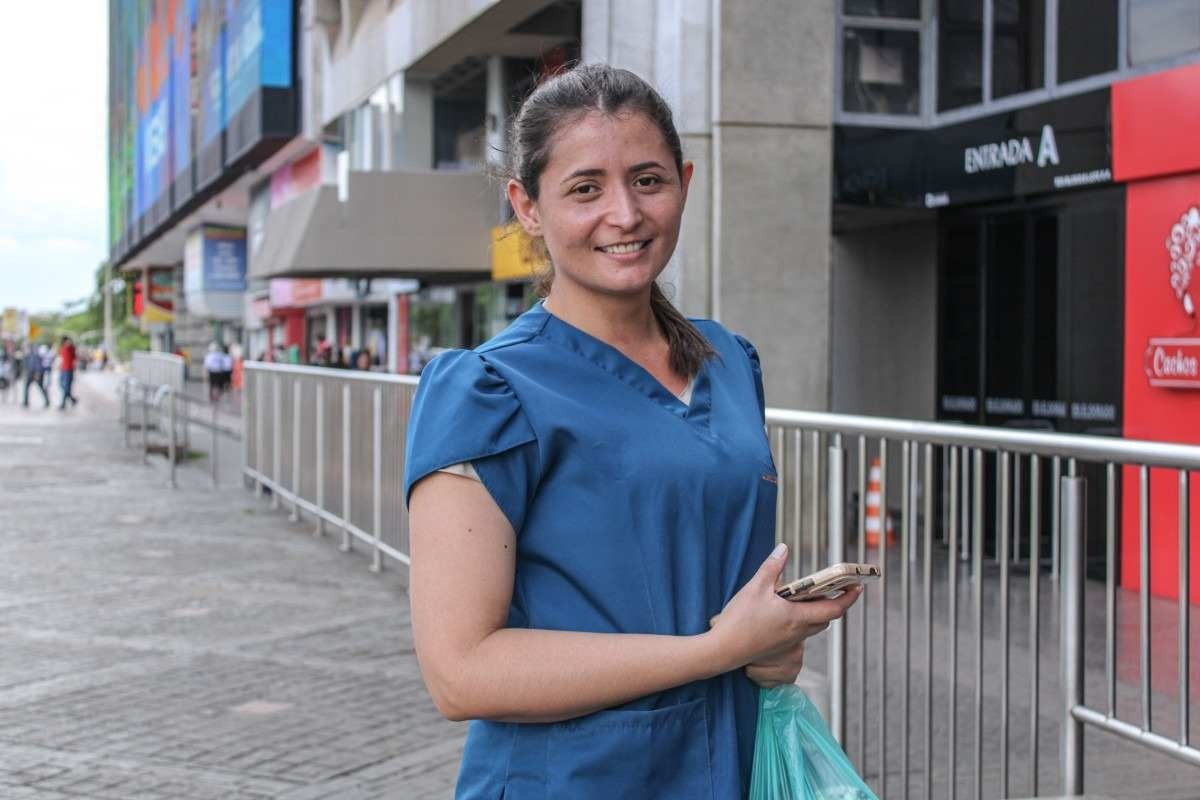  22/11/2023 Crédito: Kayo Magalhães/CB/D.A Press. Brasil. Brasília - DF. Cidades. Como os brasilienses vão utilizar o décimo terceiro salário. Na foto, Rayane Franca Cordeiro, 32 anos, moradora da Samambaia, trabalha como técnica de saúde bucal no Conic.