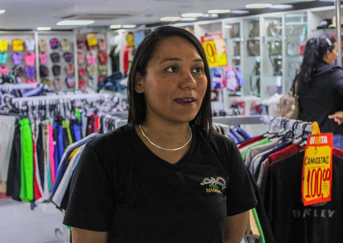  22/11/2023 Crédito: Kayo Magalhães/CB/D.A Press. Brasil. Brasília - DF. Cidades. Como os brasilienses vão utilizar o décimo terceiro salário. Na foto, Crislene,31 anos, é vendedora em uma loja de roupas na Rodoviária do Plano Piloto, moradora de Ceilândia Norte,