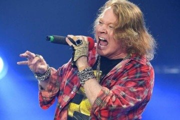 No início dos anos 90, o relacionamento de Axl com a supermodelo Stephanie Seymour ganhou os holofotes -  (crédito: Mark Allan/AP)