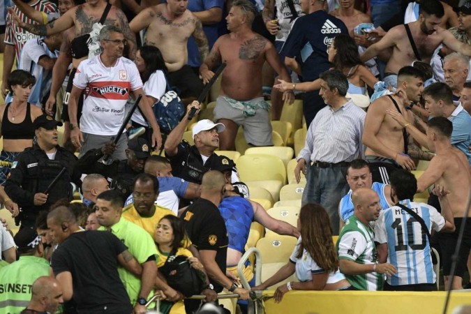 Briga entre torcedores de Brasil e Argentina atrasa início de jogo no  Maracanã