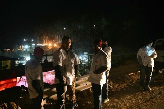 O ministro-chefe de Uttarakhand, Pushkar Singh Dhami, declarou, ao chegar ao local na tarde de quarta-feira (22/11), que as buscas aos trabalhadores seguem intensas. - (crédito: Arun SANKAR / AFP) O ministro-chefe de Uttarakhand, Pushkar Singh Dhami, declarou, ao chegar ao local na tarde de quarta-feira (22/11), que as buscas aos trabalhadores seguem intensas. - (crédito: Arun SANKAR / AFP)