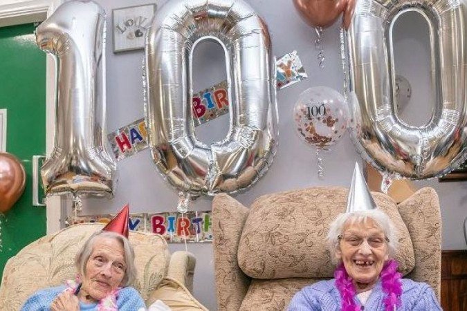 Florence Boycott e Anne Brown comemoraram os 100 anos de vida ao lado de cinco gerações da família - (crédito: PA Media) Florence Boycott e Anne Brown comemoraram os 100 anos de vida ao lado de cinco gerações da família - (crédito: PA Media)