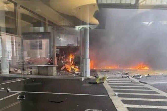 Carro explode na fronteira entre Estados Unidos e Canadá  -  (crédito: Reprodução/ Twitter/ @MJTruthUltra)