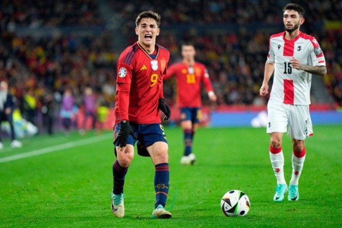 Momento da lesão sofrida por Gavi durante as Eliminatórias da Euro 2024 – Foto: Cesar Manso/AFP via Getty Images - (crédito: Foto: Cesar Manso/AFP via Getty Images) Momento da lesão sofrida por Gavi durante as Eliminatórias da Euro 2024 – Foto: Cesar Manso/AFP via Getty Images - (crédito: Foto: Cesar Manso/AFP via Getty Images)