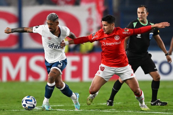  Nacional's midfielder Yonatan Rodriguez (L) fights for the ball with Internacional's midfielder Romulo Zwarg during the Copa Libertadores group stage second leg football match between Uruguay's Nacional and Brazil's Internacional at the Gran Parque Central stadium in Montevideo on June 7, 2023. (Photo by Pablo PORCIUNCULA / AFP) (Photo by PABLO PORCIUNCULA/AFP via Getty Images)
       -  (crédito:  AFP via Getty Images)