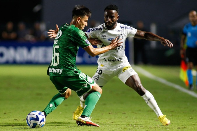  Audax Italiano's midfielder Oliver Rojas (L) and Santos' Colombian forward John Mendoza vie for the ball during the Copa Sudamericana group stage first leg football match between Santos and Audax Italiano at the Urbano Caldeira stadium in Santos, Brazil, on April 20, 2023. (Photo by Miguel Schincariol / AFP) (Photo by MIGUEL SCHINCARIOL/AFP via Getty Images)
     -  (crédito:  AFP via Getty Images)