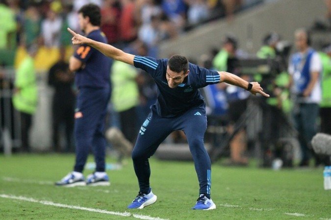 Scaloni orienta a seleção argentina, no Maracanã - (crédito: Foto: Carl De Souza/AFP via Getty Images) Scaloni orienta a seleção argentina, no Maracanã - (crédito: Foto: Carl De Souza/AFP via Getty Images)