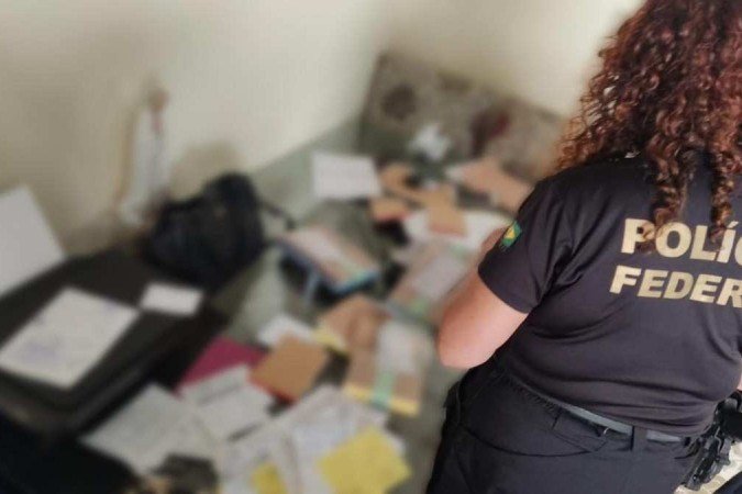 Polícia Federal cumpre 15 mandados de de busca e apreensão na cidade de Almenara por possível fraude em licitações - (crédito: PF/Divulgação) Polícia Federal cumpre 15 mandados de de busca e apreensão na cidade de Almenara por possível fraude em licitações - (crédito: PF/Divulgação)