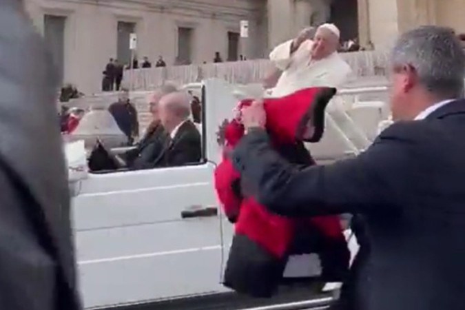 Papa Francisco recebe uma camisa do Flamengo de presente  -  (crédito: Foto: Reprodução/Redes sociais)