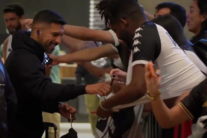 Emiliano Díaz, filho de Ramón Díaz, atende torcedores do Vasco na chegada à Belo Horizonte -  (crédito: Foto: Reprodução/Youtube)