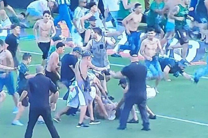 O Cruzeiro foi penalizado pela invasão do gramado e briga de torcedores do clube com adeptos do Coritiba em partida ocorrida  no dia 11 de outubro, na Vila Capanema, em Curitiba. -  Foto: Reprodução/Premiere