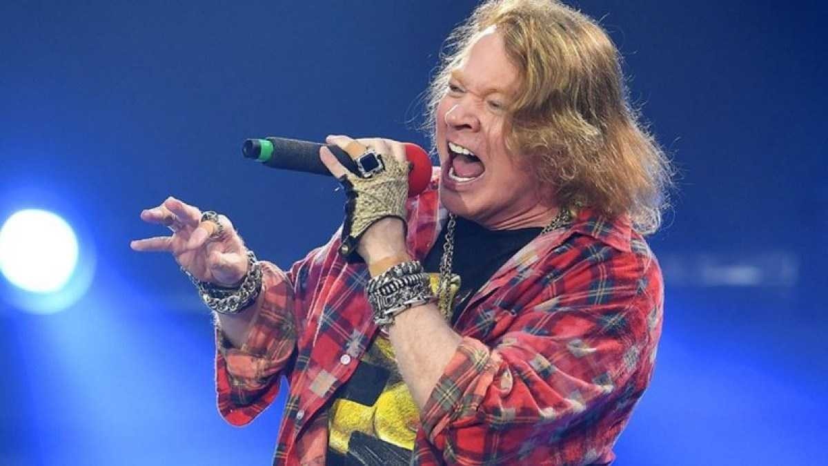 Axl Rose, vocalista do Guns N' Roses, é acusado de agressão sexual