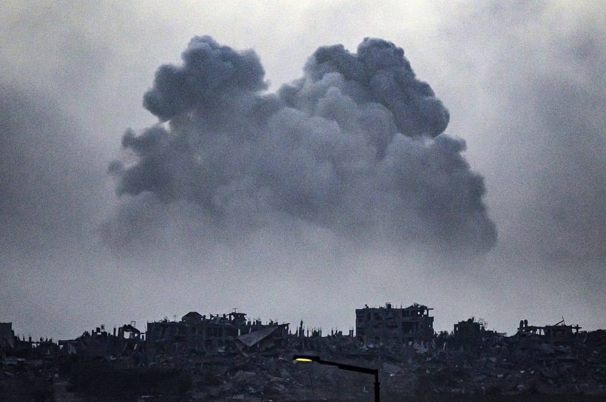 Fotografia tirada a partir do sul de Israel mostra fumaça depois de bombardeio no norte da Faixa de Gaza 