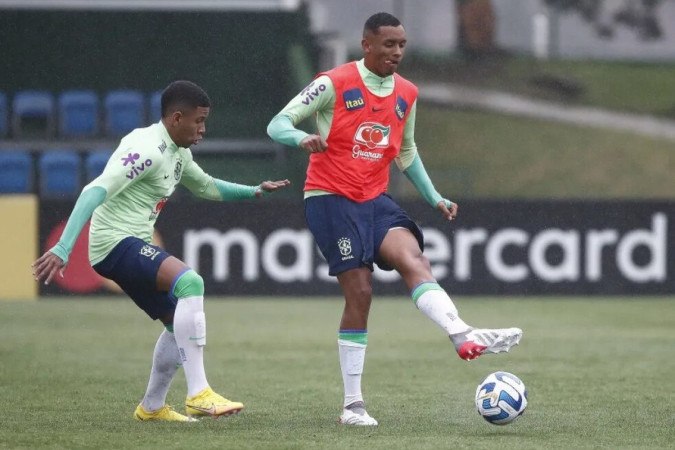 Michel Augusto (de colete), do Palmeiras, esteve com o sub-23 da Seleção Brasileira -  (crédito: Foto: Rafael Ribeiro / CBF)