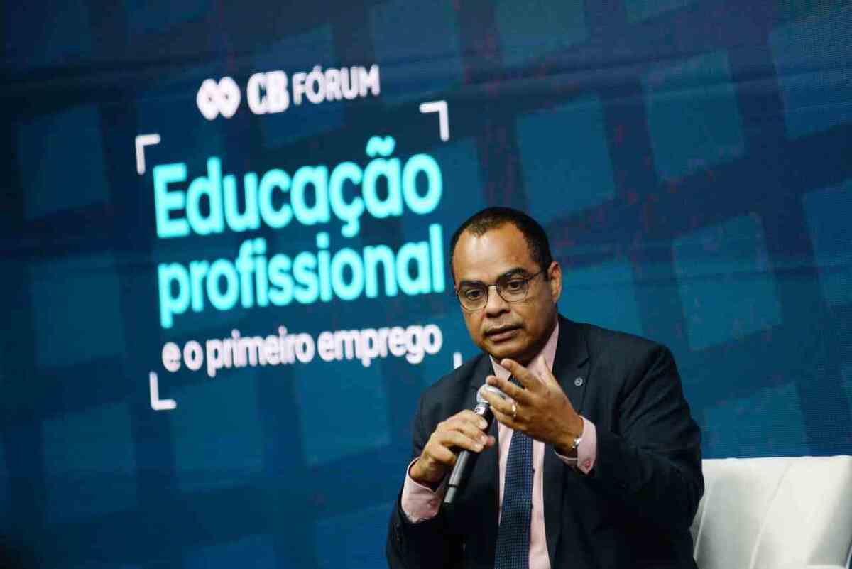 Magno Lavigne, secretário de qualificação do Ministério do Trabalho, discursando no C.B Fórum - Educação profissional e o primeiro emprego, no auditório do Correio -  (crédito: Minervino Júnior/CB/D.A.Press)