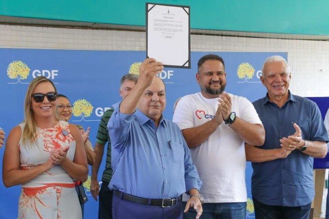 Ibaneis assina ordem de serviço para recuperação asfáltica na Avenida das Mangueiras