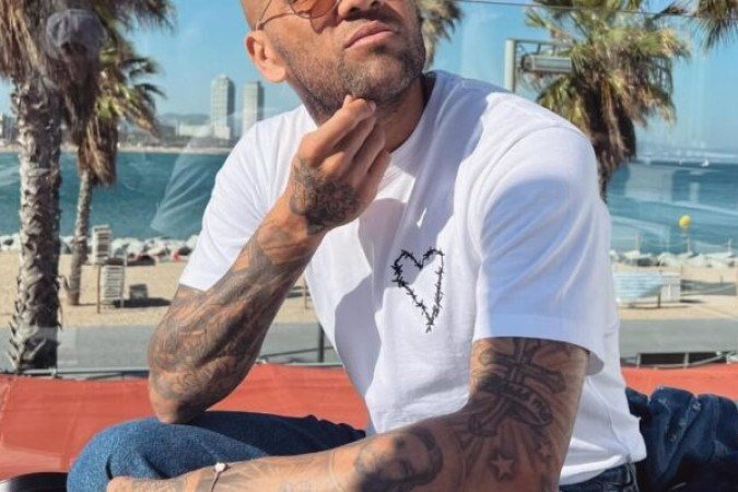 O advogado Cristóbal Martell, que desistiu do caso em meio ao processo, tentou liberar Daniel Alves da prisão três vezes. Todos os pedidos para o ex-atleta responder ao processo longe das grades foram rechaçados pela Justiça da Espanha sob o argumento de que havia risco de fuga do réu. - Foto: Reprodução/Instagram