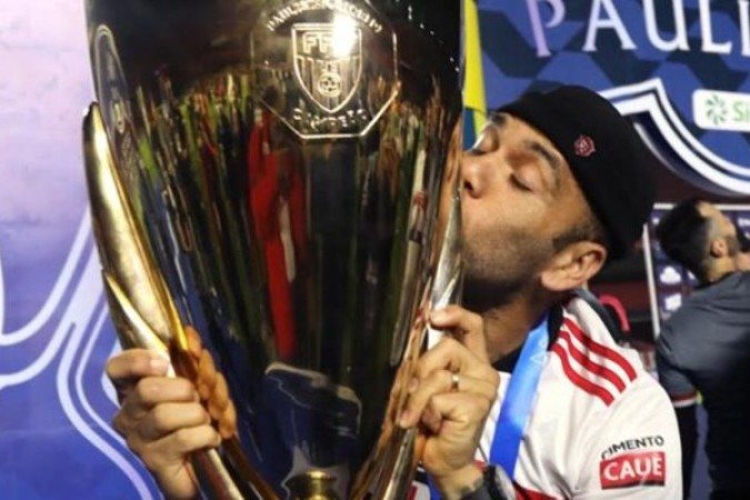 Daniel Alves é o jogador com mais títulos na história do futebol. Ele empilhou taças por diversos clubes (Sevilla, Barcelona, PSG, Juventus e São Paulo) e Seleção Brasileira. - Foto: Divulgação/São Paulo FC