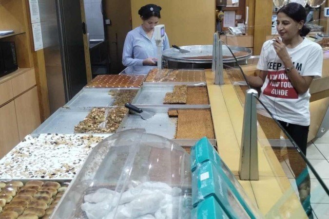 Farida Ahmed é uma das sócias da Frying Pan Adventures, que faz um tour gastronômico pelos sabores do Oriente Médio, em Dubai - (crédito: Rafael Alves) Farida Ahmed é uma das sócias da Frying Pan Adventures, que faz um tour gastronômico pelos sabores do Oriente Médio, em Dubai - (crédito: Rafael Alves)