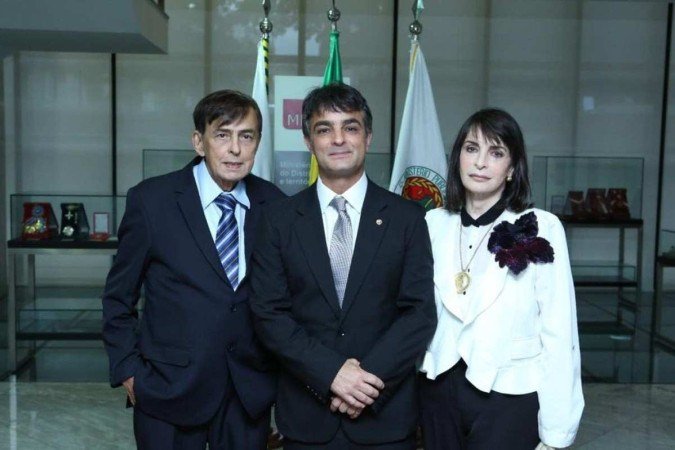 Neurologista Iran da Costa Bessa com o filho Leonardo e a esposa Liliana - (crédito: Arquivo pessoal) Neurologista Iran da Costa Bessa com o filho Leonardo e a esposa Liliana - (crédito: Arquivo pessoal)