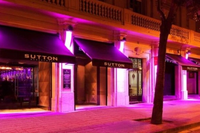 O local onde o ex-jogador teria estuprado a mulher na noite de 31 de dezembro de 2022 é a boate Sutton, na cidade catalã. - Foto: Divulgação/Sutton