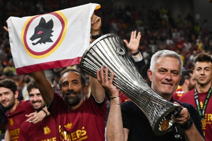  TOPSHOT - Roma's Portuguese head coach Jose Mourinho celebrates with the trophy after his team won the UEFA Europa Conference League final football match between AS Roma and Feyenoord at the Air Albania Stadium in Tirana on May 25, 2022. (Photo by OZAN KOSE / AFP) (Photo by OZAN KOSE/AFP via Getty Images)
       -  (crédito:  AFP via Getty Images)