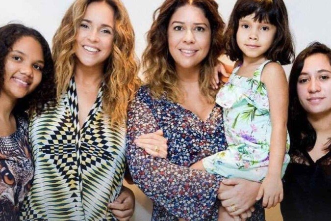 Daniela Mercury, a esposa Malu Verçosa e as três filhas do casal - (crédito: Reprodução Instagram) Daniela Mercury, a esposa Malu Verçosa e as três filhas do casal - (crédito: Reprodução Instagram)