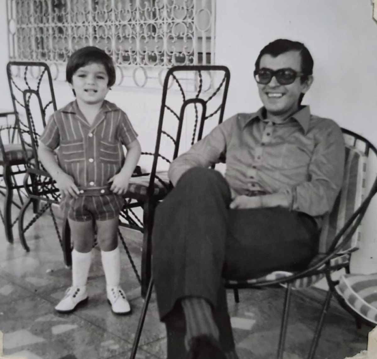 Leonardo Bessa com o pai Iran da Costa Bessa na casa do avô, em Belo Horizonte