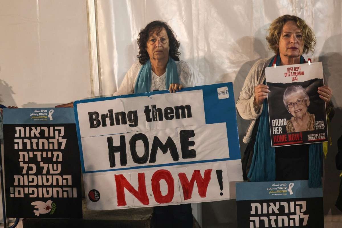 Familiares de reféns do Hamas fazem protesto por soltura em Tel Aviv
