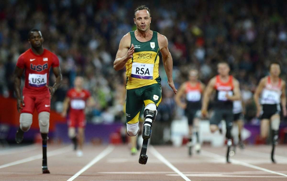 Oscar Pistorius recebe liberdade condicional 10 anos após matar namorada