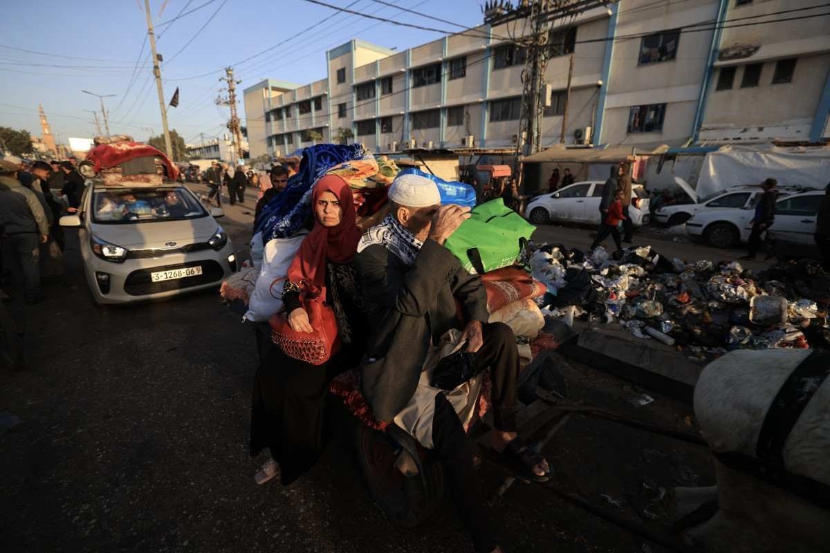 Os palestinos que se refugiaram em abrigos temporários no leste de Khan Yunis, no sul da Faixa de Gaza, retornam às suas casas, durante as primeiras horas de uma trégua de quatro dias nas batalhas entre Israel e militantes do Hamas