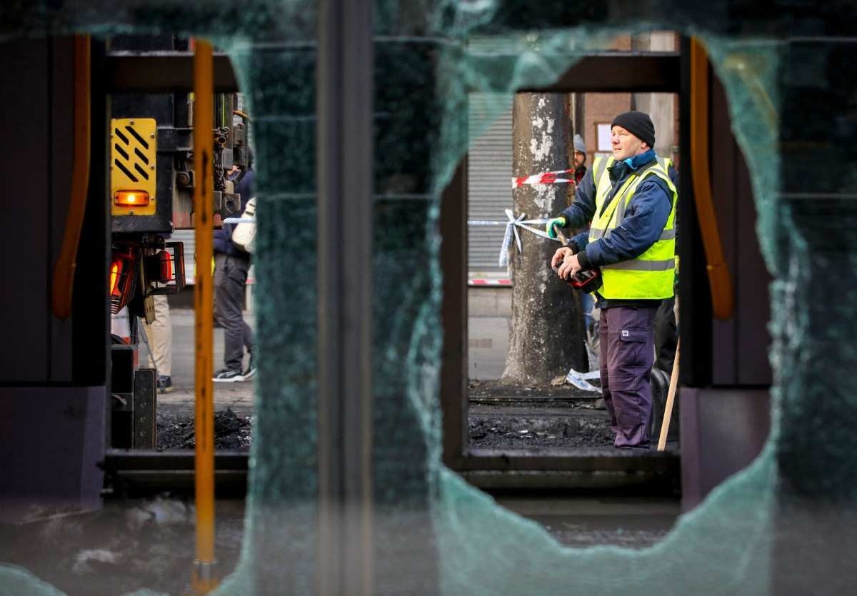 Ataque em escola no centro de Dublin deixa ao total cinco feridos. Após, onda de manifestações de grupos da extrema direita contra imigrantes levaram 34 pessoas à prisão         