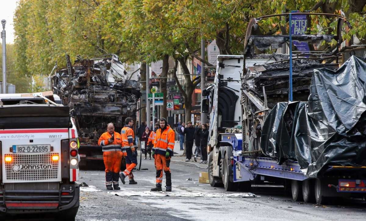 Ataque em escola no centro de Dublin deixa ao total cinco feridos. Após, onda de manifestações de grupos da extrema direita contra imigrantes levaram 34 pessoas à prisão      