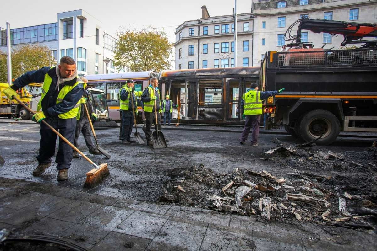 Ataque em escola no centro de Dublin deixa ao total cinco feridos. Após, onda de manifestações de grupos da extrema direita contra imigrantes levaram 34 pessoas à prisão      