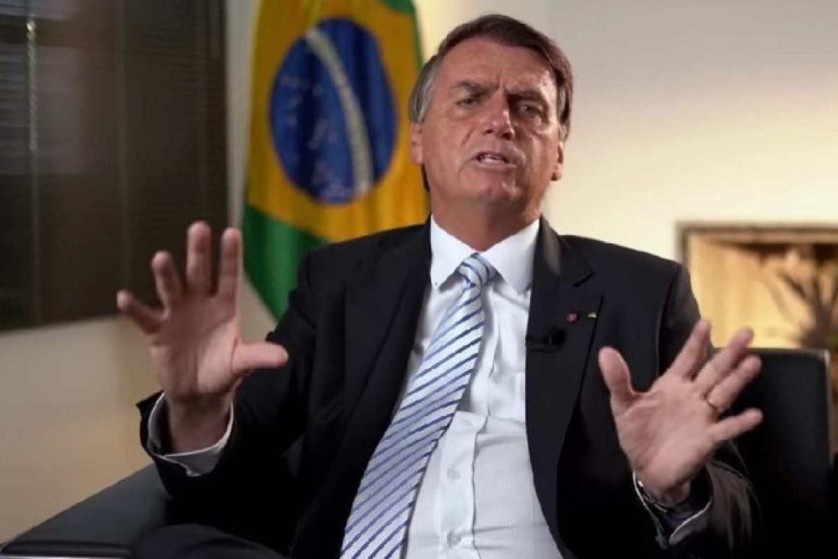 'Gabinete do ódio' produzia mensagens para Bolsonaro no Planalto, diz Cid