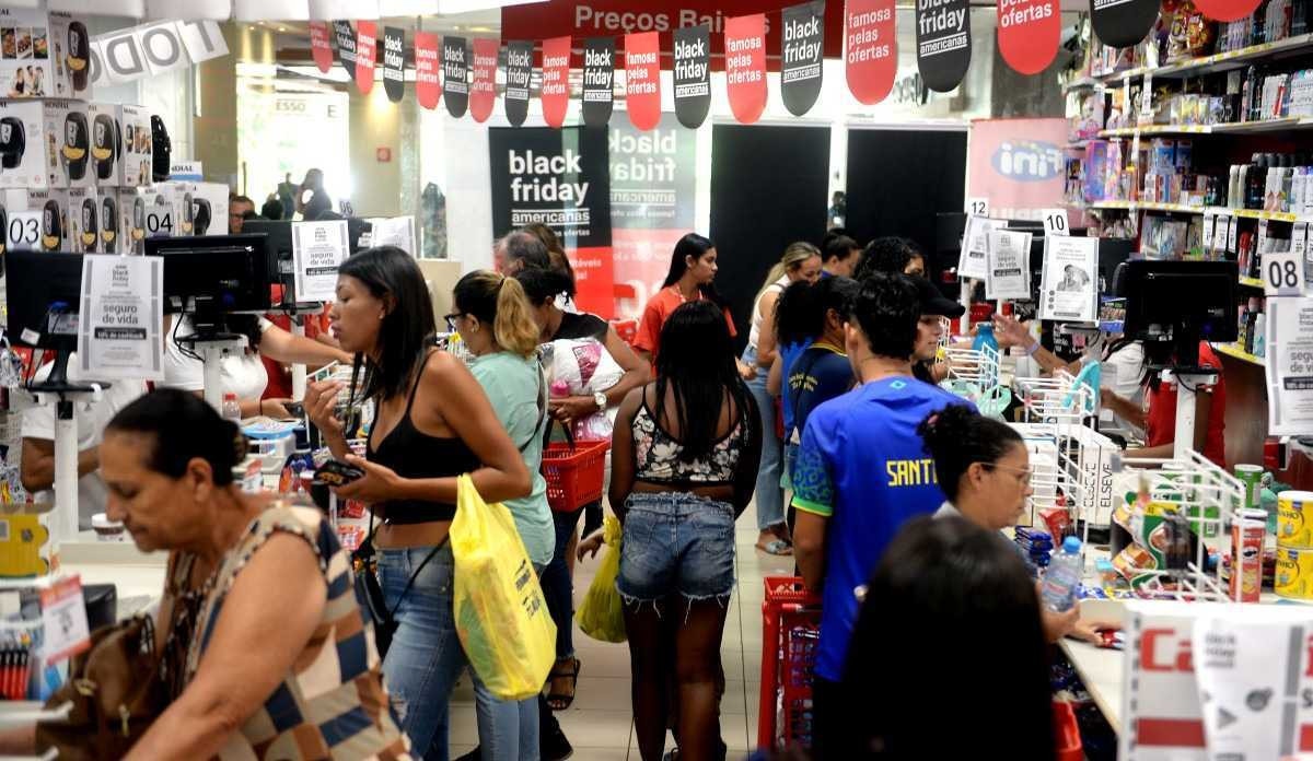  24/11/2023 Credito: Ed Alves/CB/DA.Press. Cidades. Economia. Black Friday 2023 - Movimentação/Compras - Conjunto Nacional. 