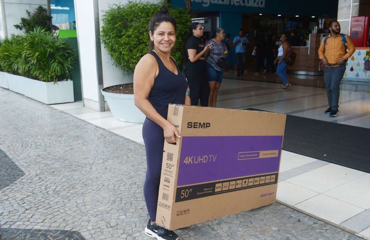 Filas, correria e lojas cheias marcam a Black Friday no país