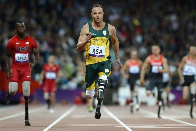 Oscar Pistorius foi o primeiro atleta paralímpico da história a disputar uma Olimpíada -  (crédito: ADRIAN DENNIS/AFP)