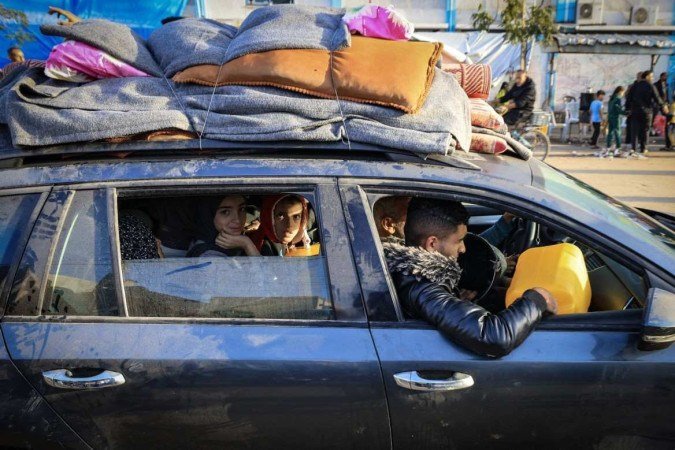Os palestinos que se refugiaram em abrigos temporários no leste de Khan Yunis, no sul da Faixa de Gaza, retornam às suas casas, durante as primeiras horas de uma trégua de quatro dias nas batalhas entre Israel e militantes do Hamas - (crédito: Mahmud HAMS / AFP) Os palestinos que se refugiaram em abrigos temporários no leste de Khan Yunis, no sul da Faixa de Gaza, retornam às suas casas, durante as primeiras horas de uma trégua de quatro dias nas batalhas entre Israel e militantes do Hamas - (crédito: Mahmud HAMS / AFP)