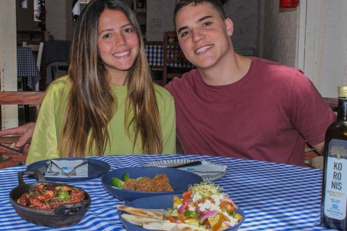 Carolina Klavdianos e Arthur de Lima, donos do restaurante Zante Taverna Grega, revisitaram os pratos pensando em qualidade e saúde - (crédito: Kayo Magalhães/CB/D.A Press) Carolina Klavdianos e Arthur de Lima, donos do restaurante Zante Taverna Grega, revisitaram os pratos pensando em qualidade e saúde - (crédito: Kayo Magalhães/CB/D.A Press)